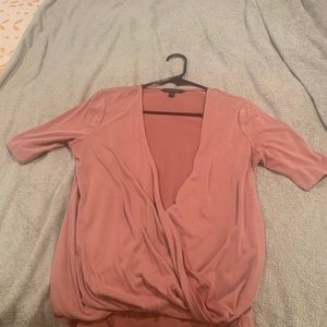 Rose colored short sleeve top with clasp